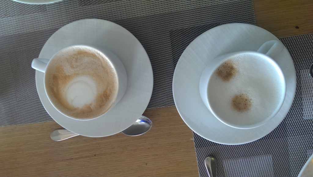Zwei Cappuccino - ein scheusslicher Automatenkaffee und ein sehr guter handgemachter 