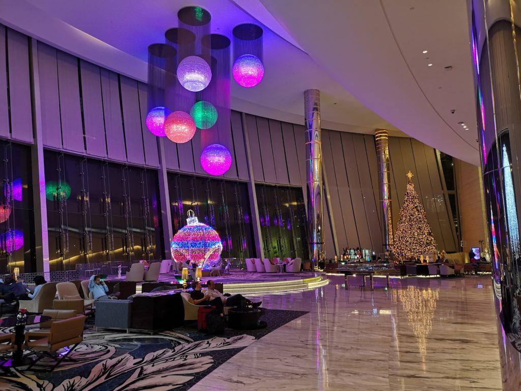 Etihad Towers by Jumeirah, Abu Dhabi - weihnachtliche Hotelhalle