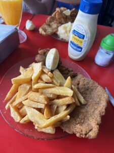 Preto Cafe Liniers, Buenos Aires: Milanesa de Ternera con Papas fritas